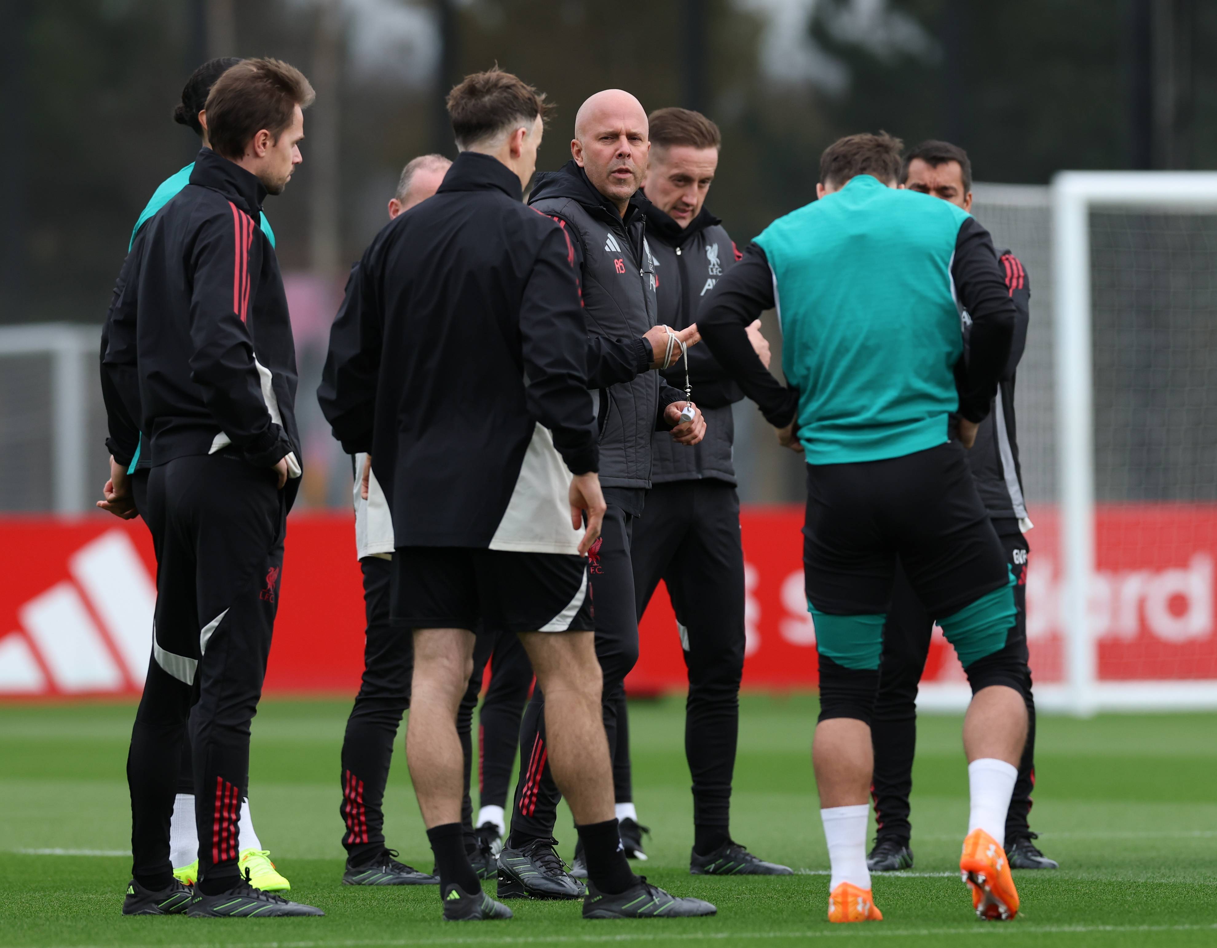 包含转会期北京首钢备战全明星赛Scout在利物浦比赛中伤愈复出，网友：广州队关键时刻官宣签约的词条