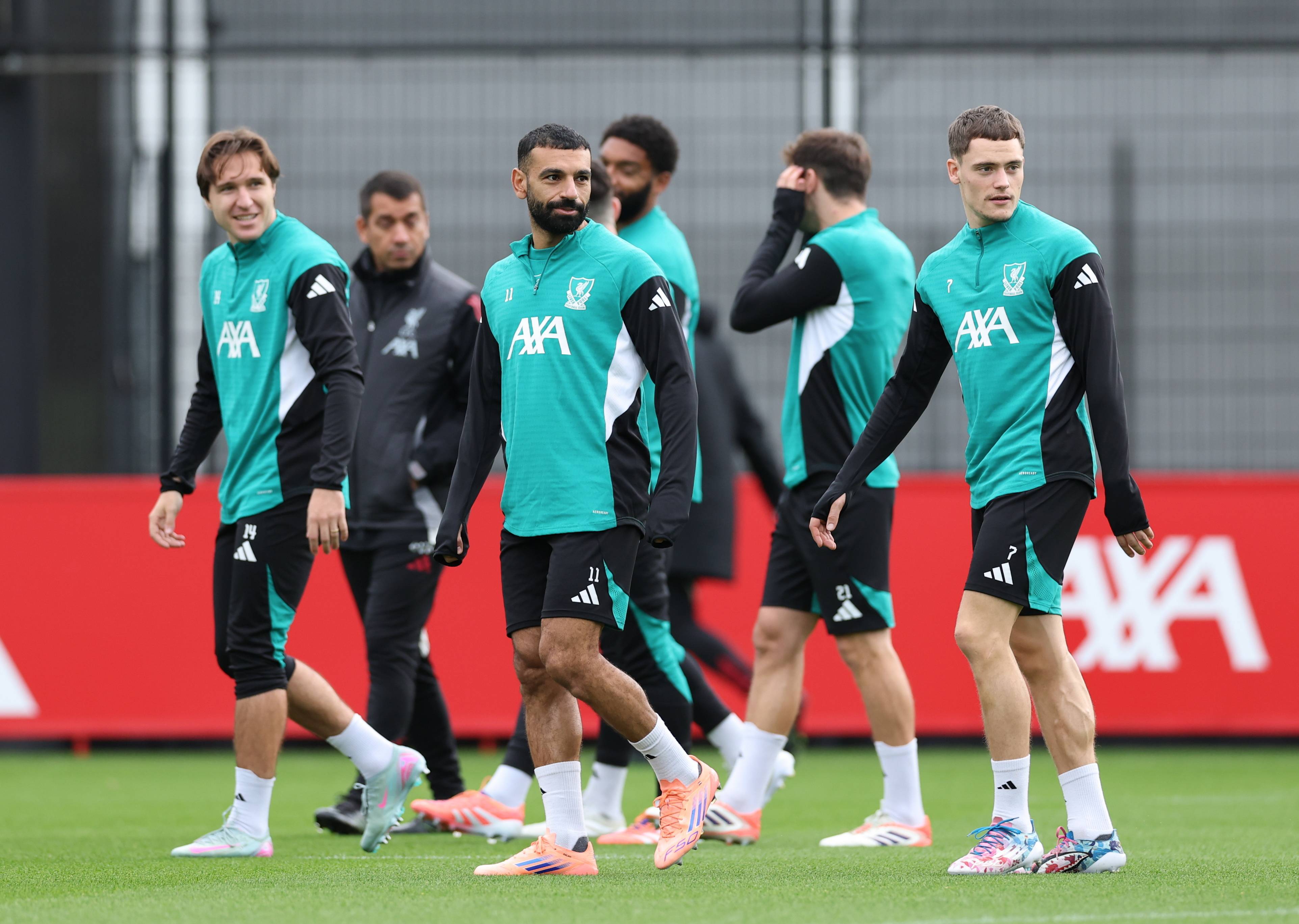 包含转会期北京首钢备战全明星赛Scout在利物浦比赛中伤愈复出，网友：广州队关键时刻官宣签约的词条